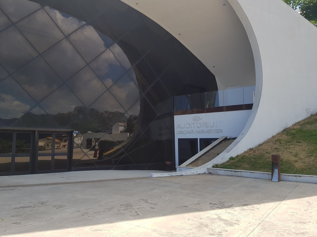 Auditorium Oscar Niemeyer-拉韦洛必去景点
