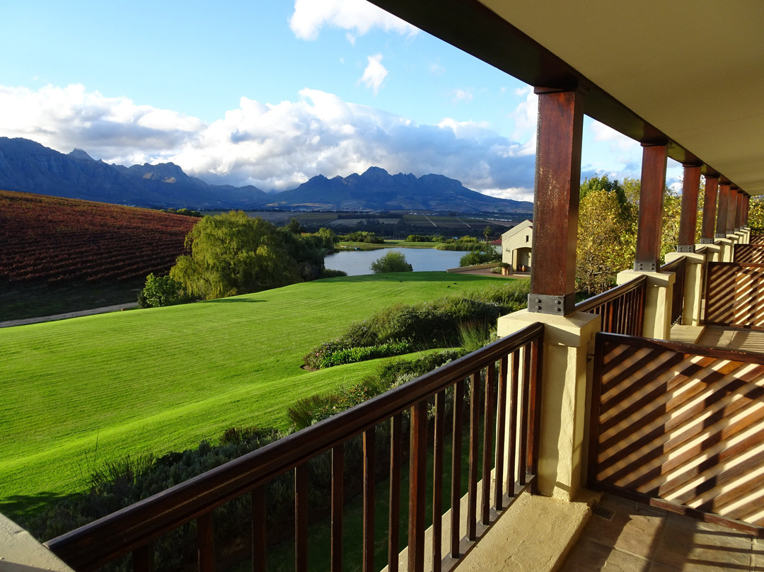 艾萨拉红酒酒店主图