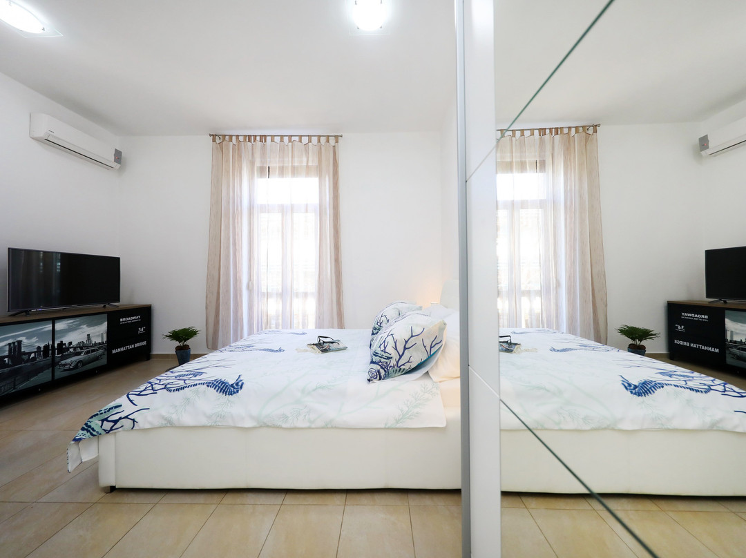 Apartments & Rooms Kolovare Beach主图