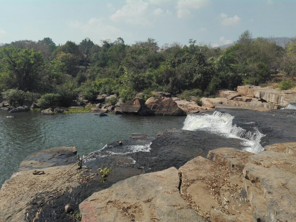 Poi Waterfall景点图片