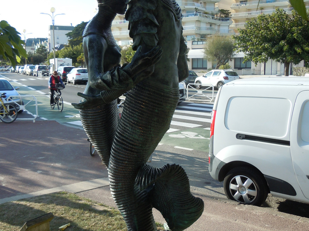 Sculpture Couple de Sirenus景点图片