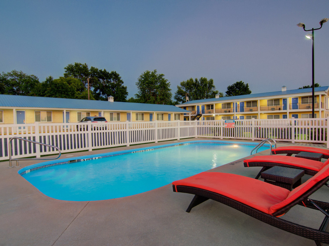 Westbridge Inn & Suites主图