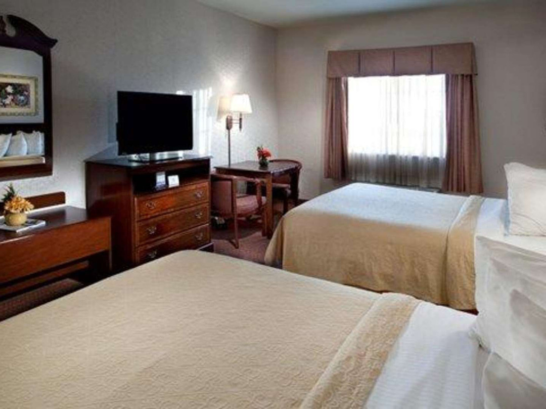Quality Inn & Suites Near University主图