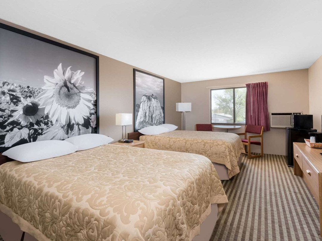 Super 8 by Wyndham Bowman主图