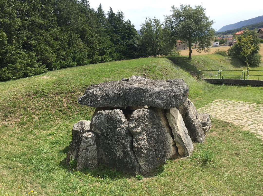 Alava旅游景点-Dolmen de Aitzkomendi