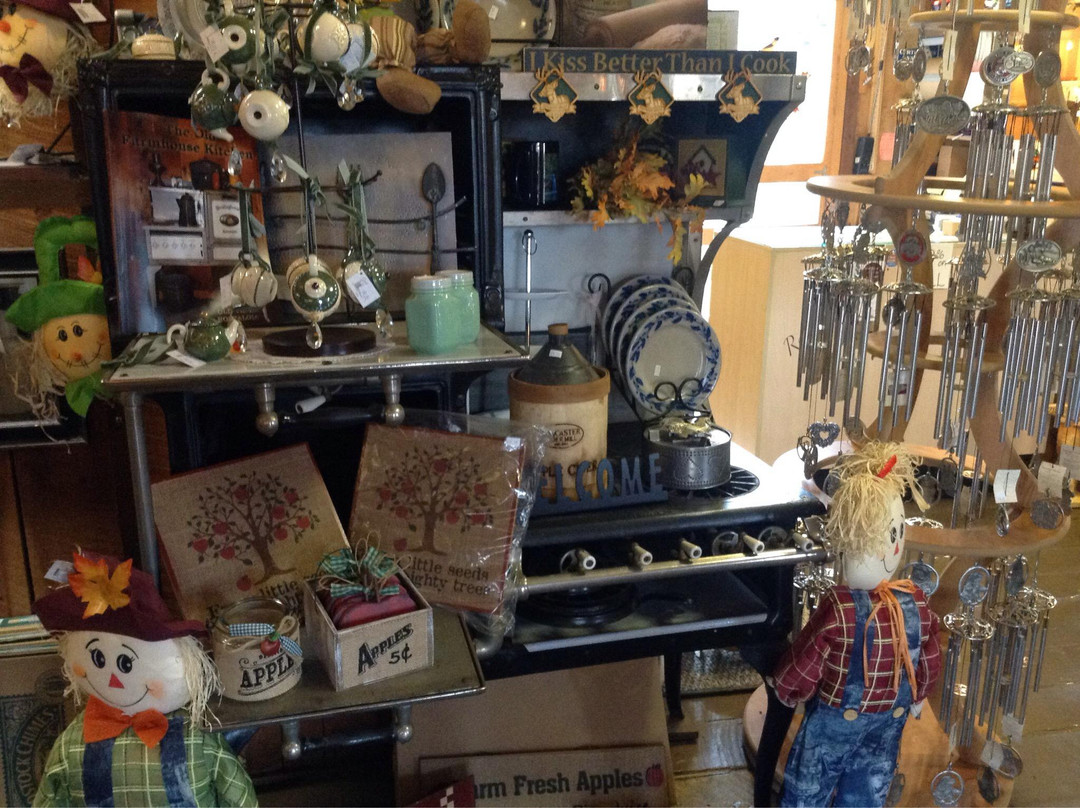 Christmas Treasures & Hocking Hills Candle Works-洛根必去景点