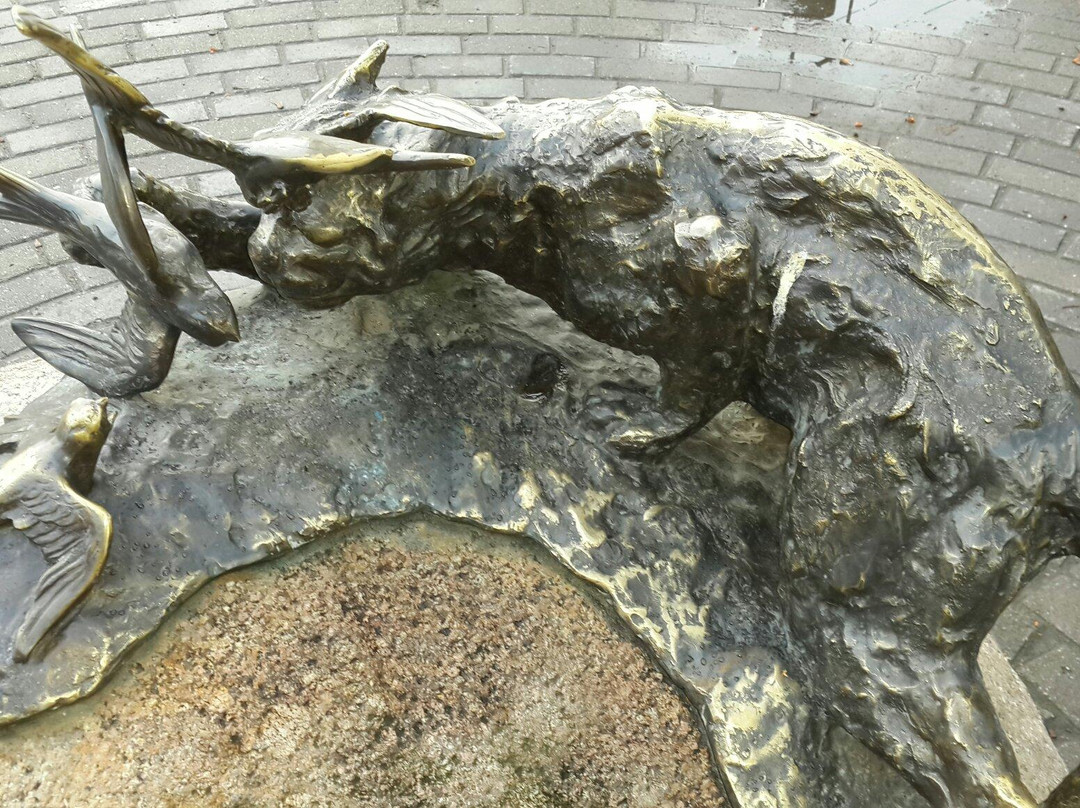 Sculpture The Cat and the Three Birds景点图片