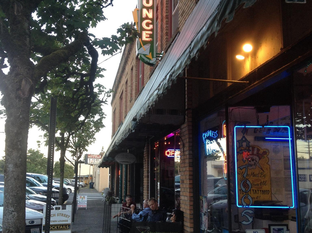 Camas餐馆和美食-Birch Street Uptown Lounge