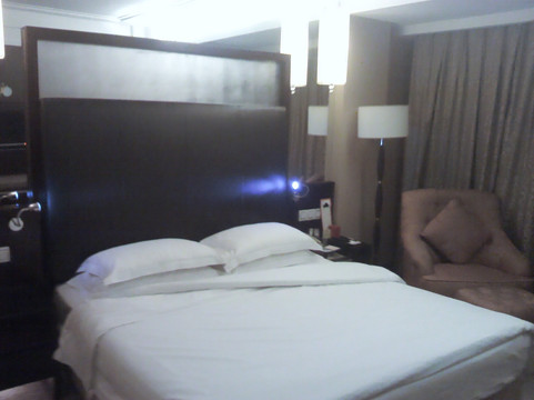 长春华天大酒店主图