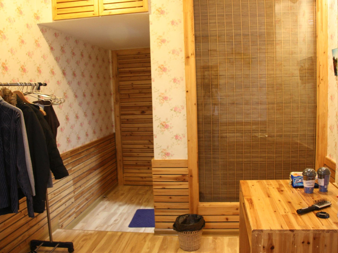 湖畔小屋酒店主图