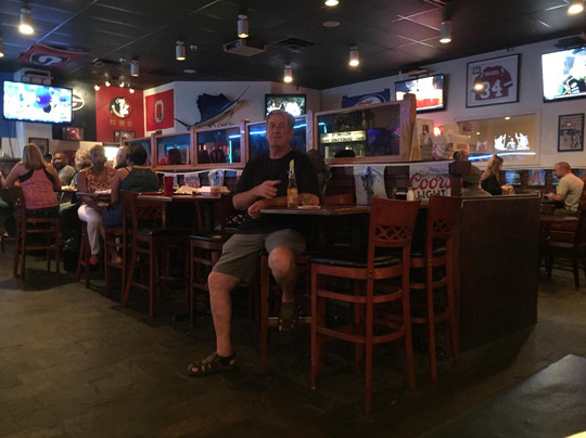 Lovejoy餐馆和美食-Grandstand's Bar & Grill