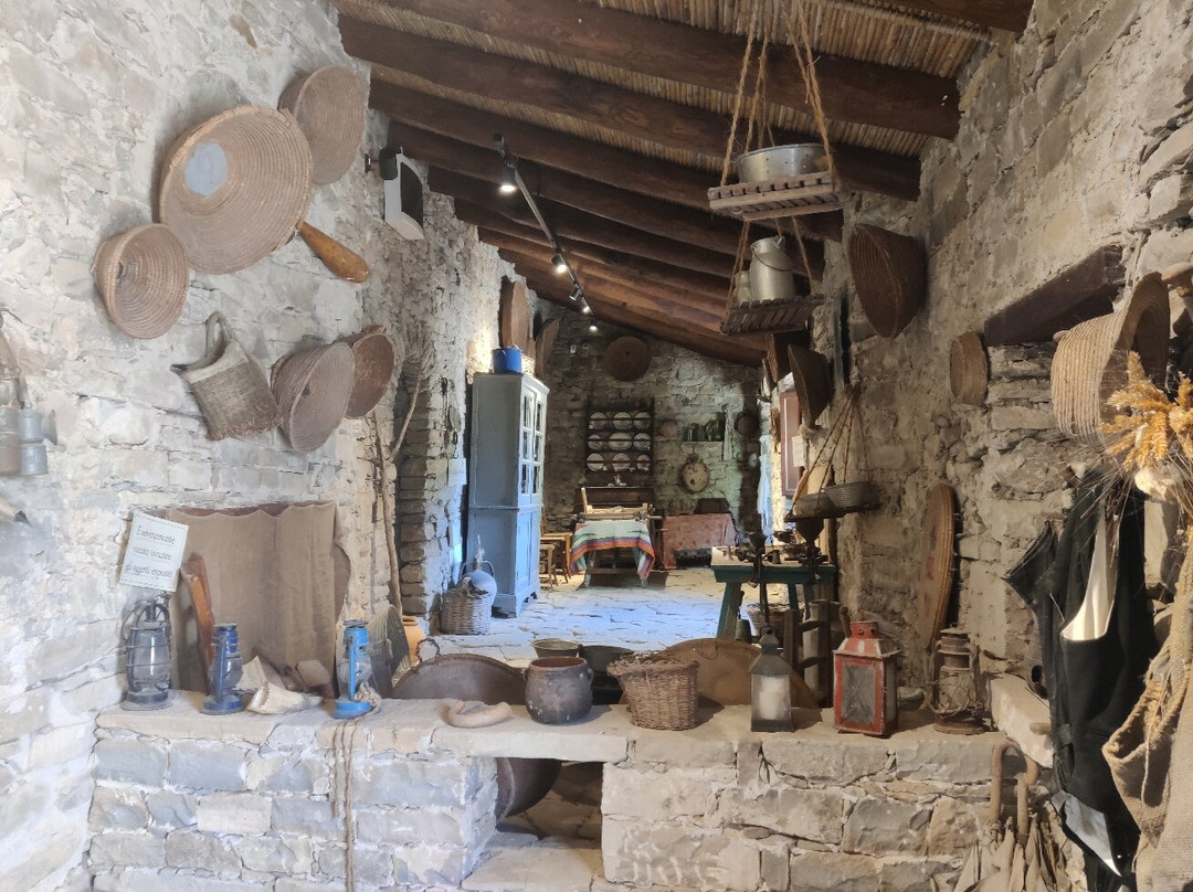 Museo Etnografico Is lollas de is Aiaius