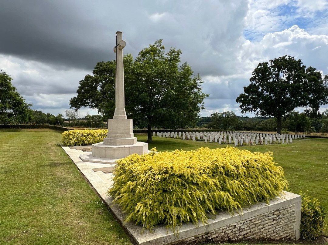 Hottot-Les-Bagues War Cemetery景点图片