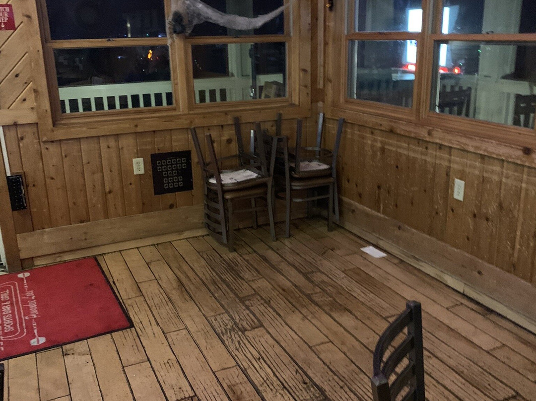 Curly's Waterfront Sports Bar & Grill-皮沃基必去景点