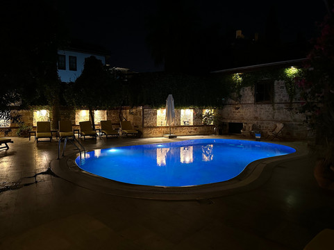 白色花园酒店主图