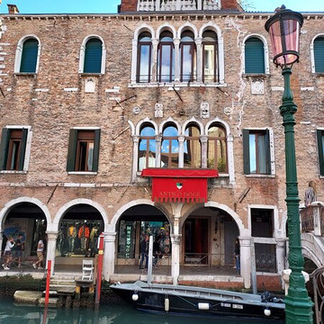 安缇卡道奇酒店主图