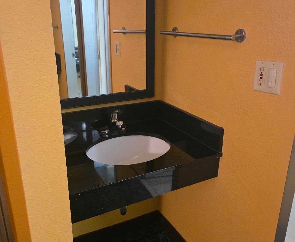 Chester Inn & Suites主图