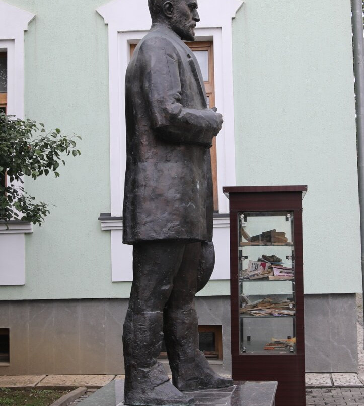 Une Statue Du Poète George Coșbuc-Bistrita Bargaului必去景点