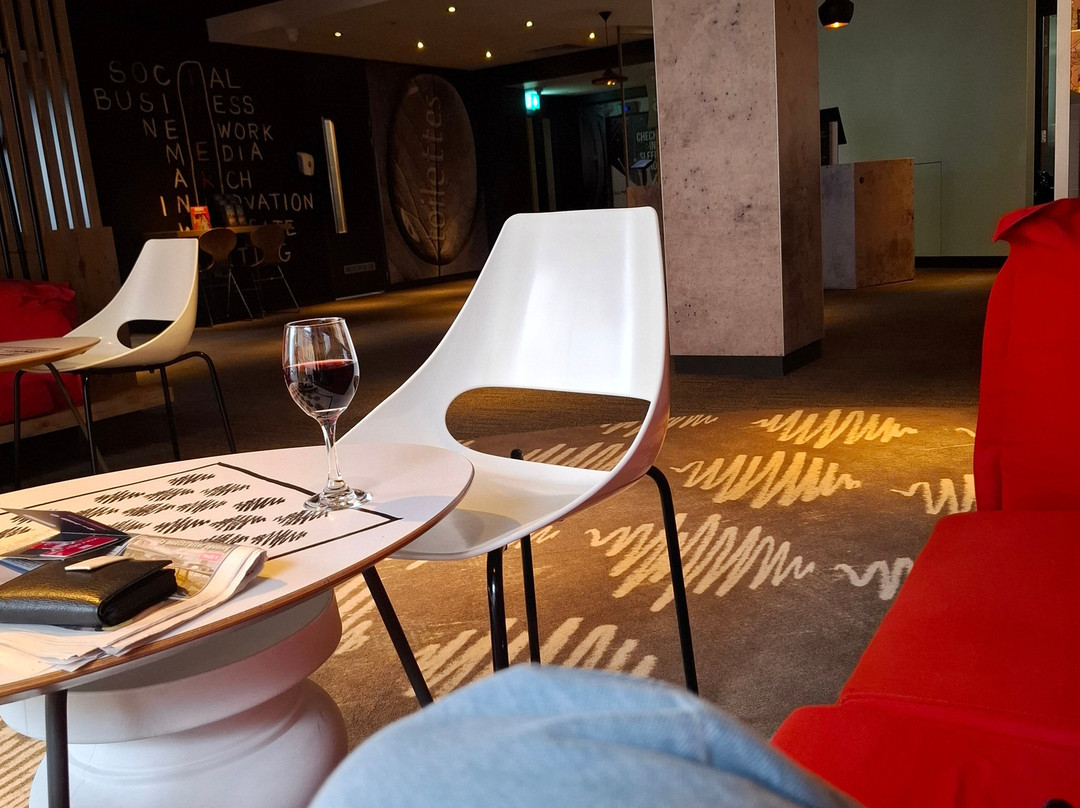 宜必思伦敦瑟罗克 M25 酒店主图