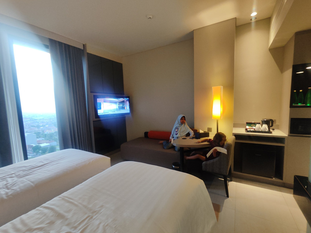 Whiz Luxe Hotel Spazio Surabaya主图