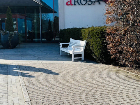 特拉沃明德罗莎酒店主图