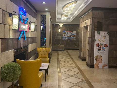 白色公园酒店主图