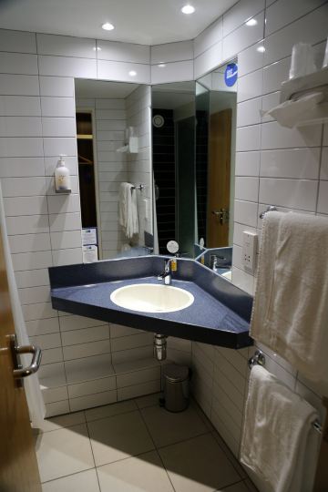 Holiday Inn Express 格伦罗西斯-浴室