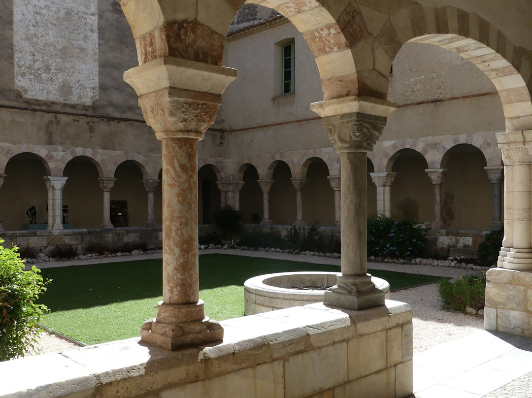Eglise Saint Michel , le cloitre et le linteau-Saint Genis des Fontaines必去景点
