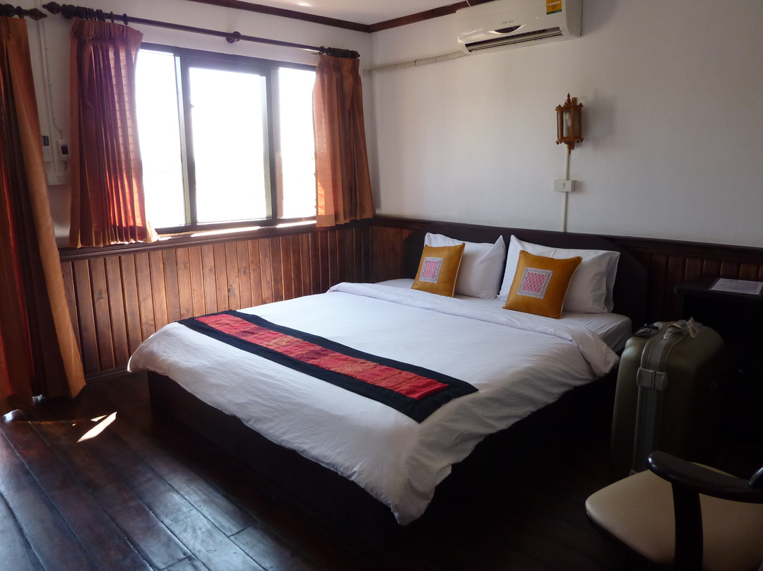 Riverside Houay Xai