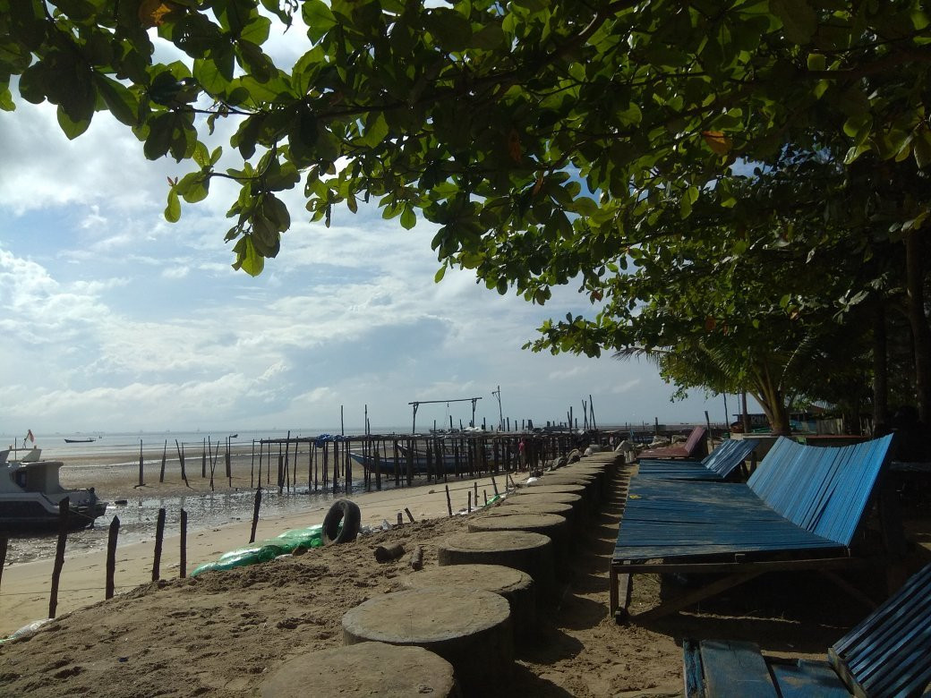 Binalatung Beach景点图片