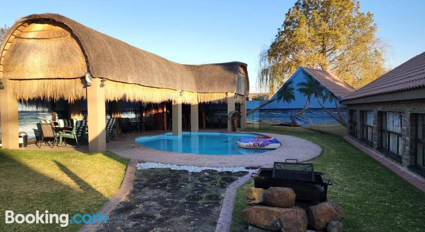 The Log Cabin Apartments Hotel主图