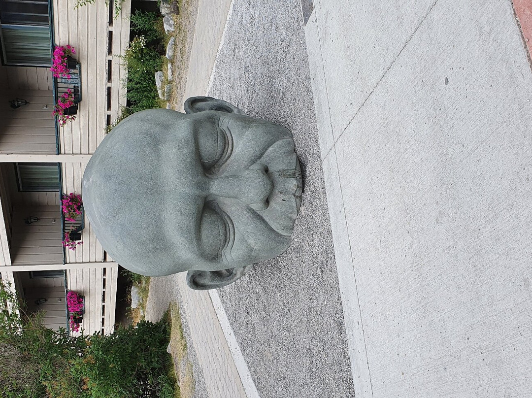 Big Head Sculpture-坎莫尔必去景点