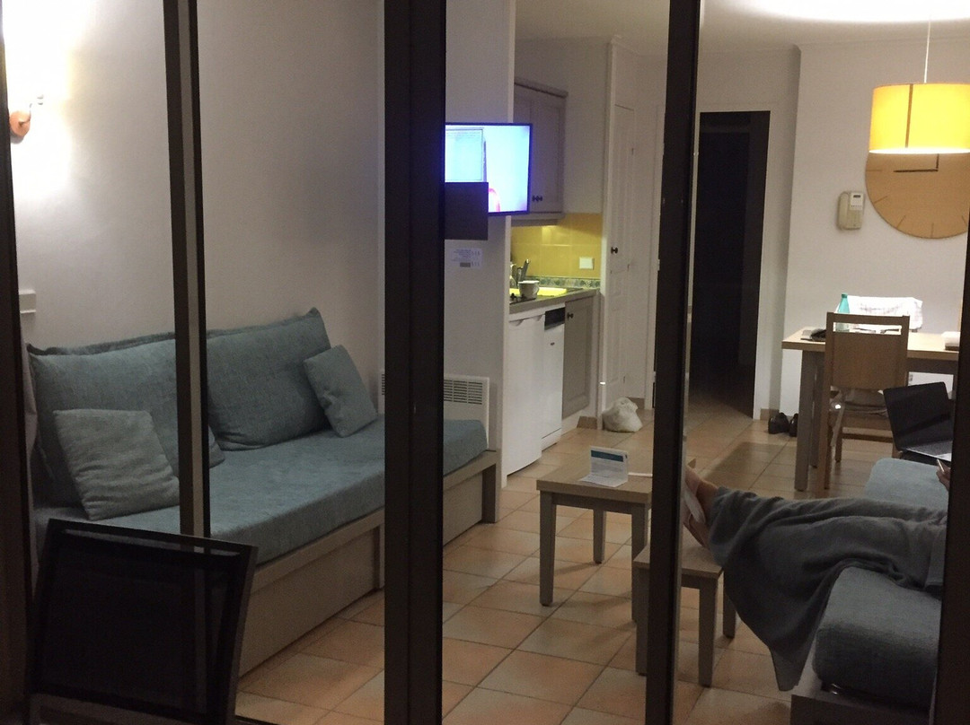 伊撒布海岸皮埃尔假日公寓酒店主图