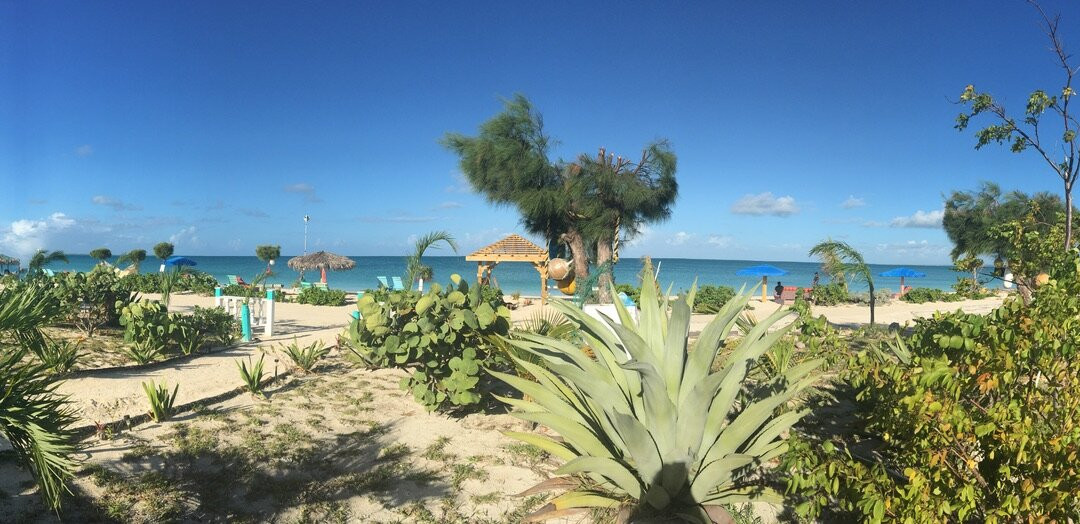 Rollezz Villas Beach Resort主图