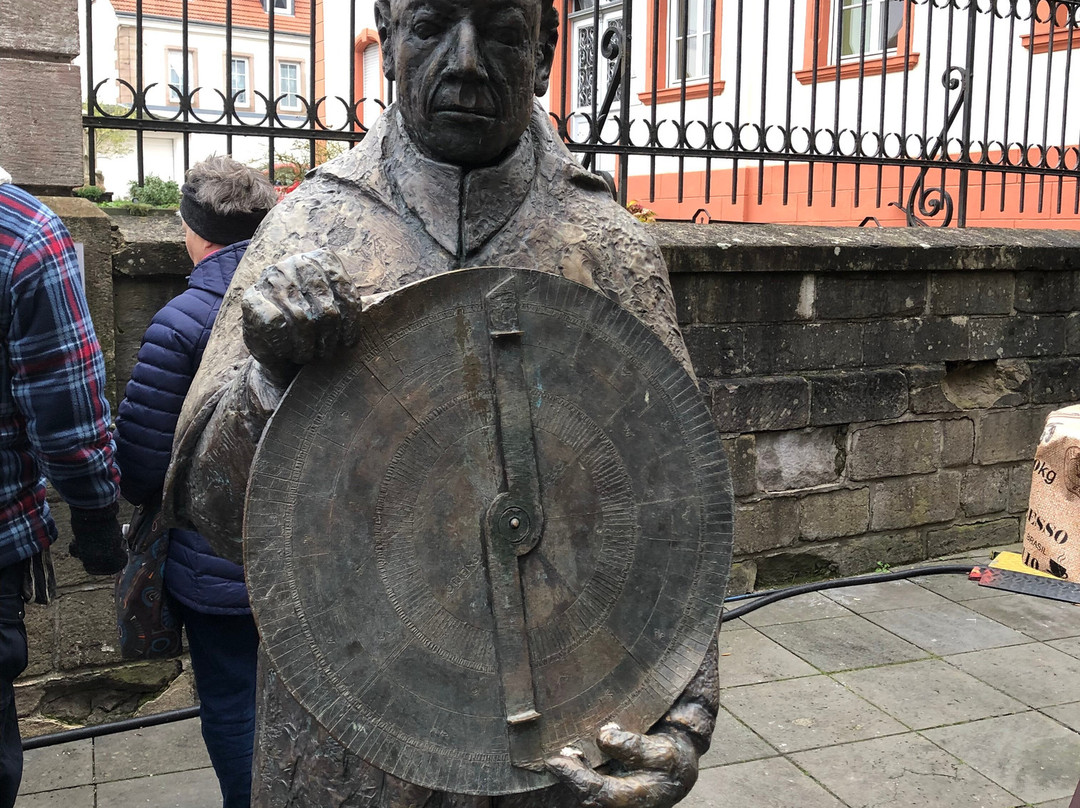 Nicolaus-cusanus-statue