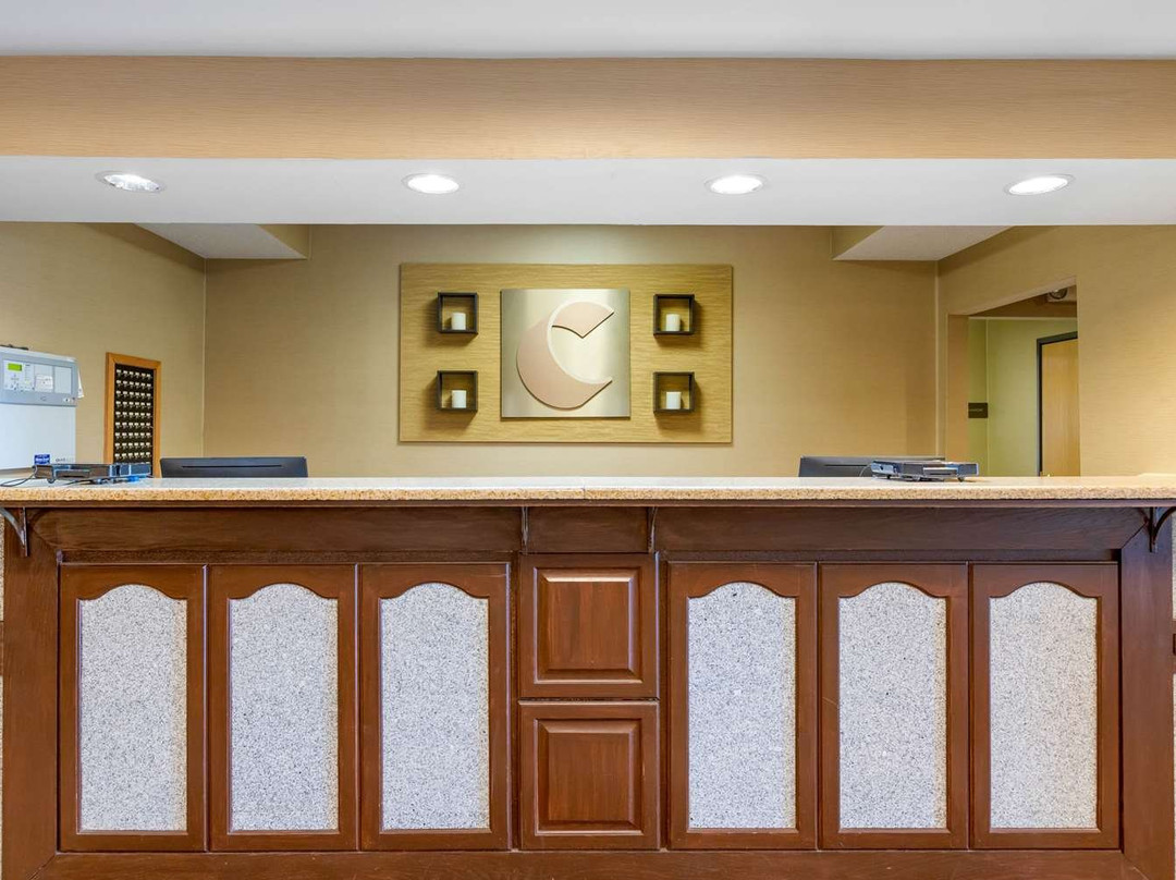 Comfort Suites South Haven Near I-96主图