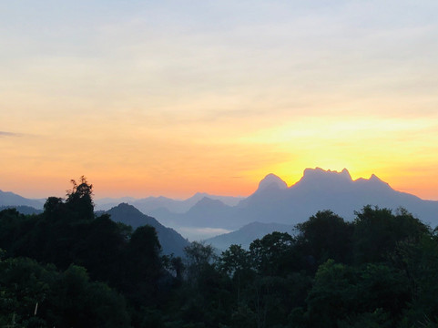 Morning Glow Laos-琅勃拉邦必去景点