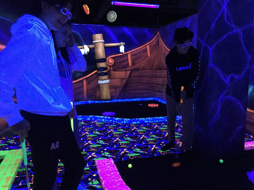 Glowing Golf景点图片
