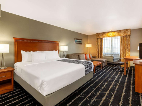 温哥华拉昆塔温德姆套房酒店主图