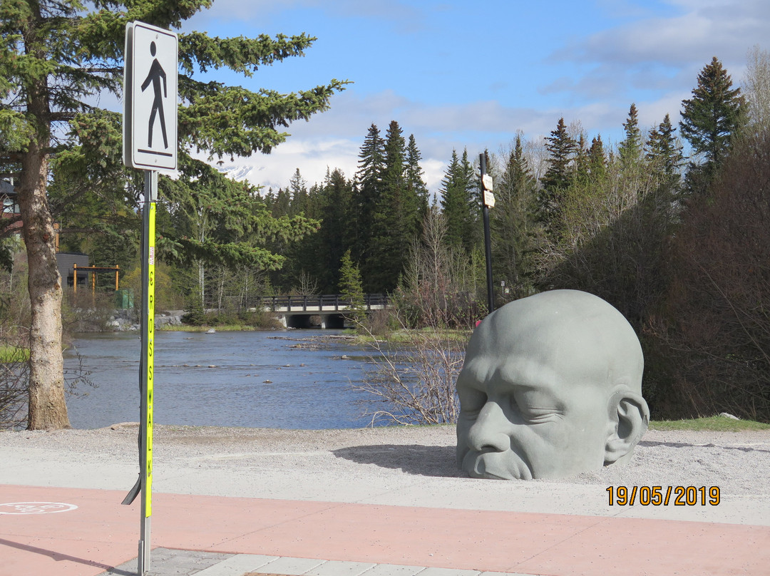 Big Head Sculpture景点图片