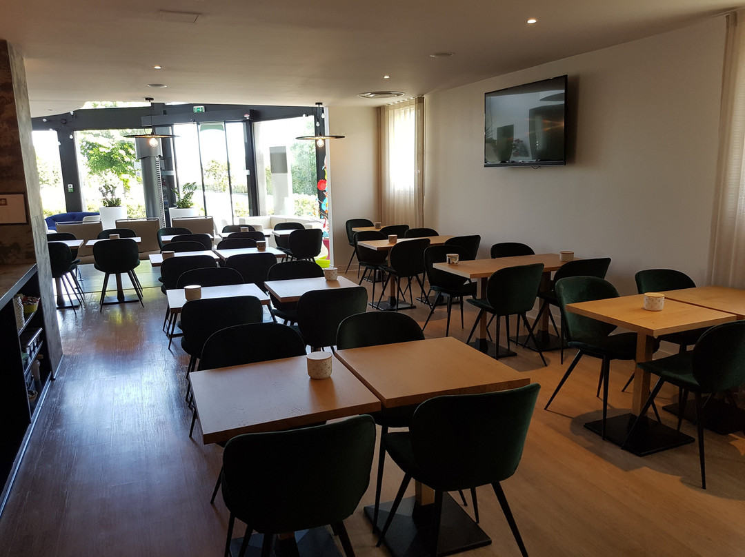 四季康比尼酒店主图