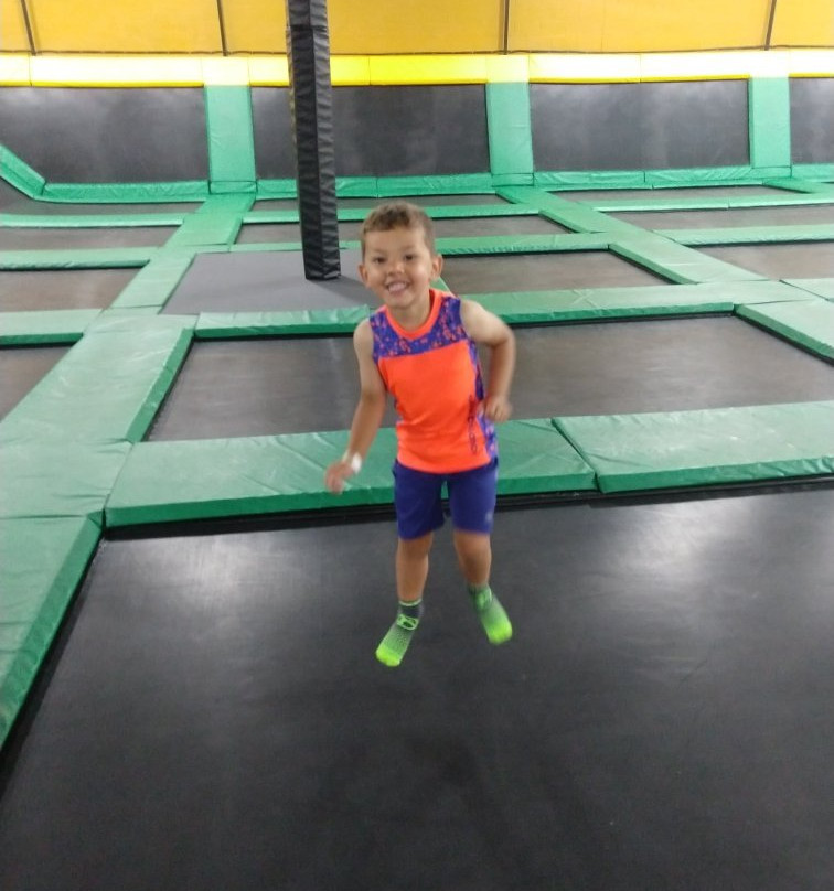 Sky Zone Trampoline Park-美特尔海滩必去景点
