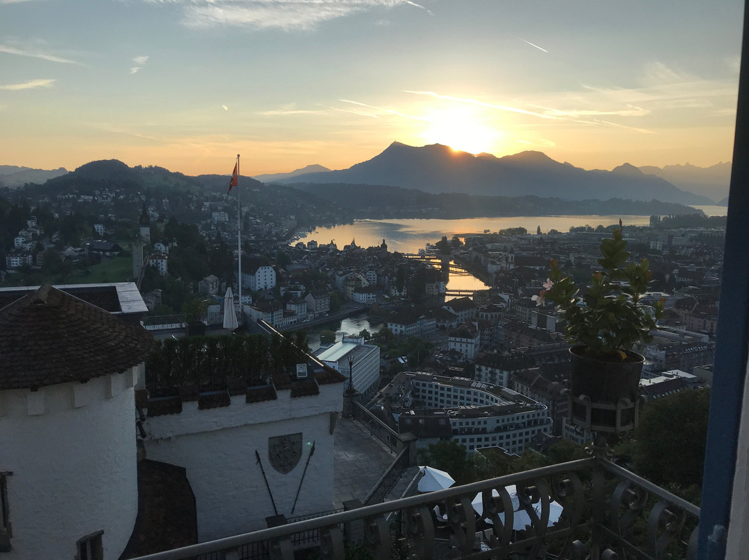 古奇城堡酒店主图