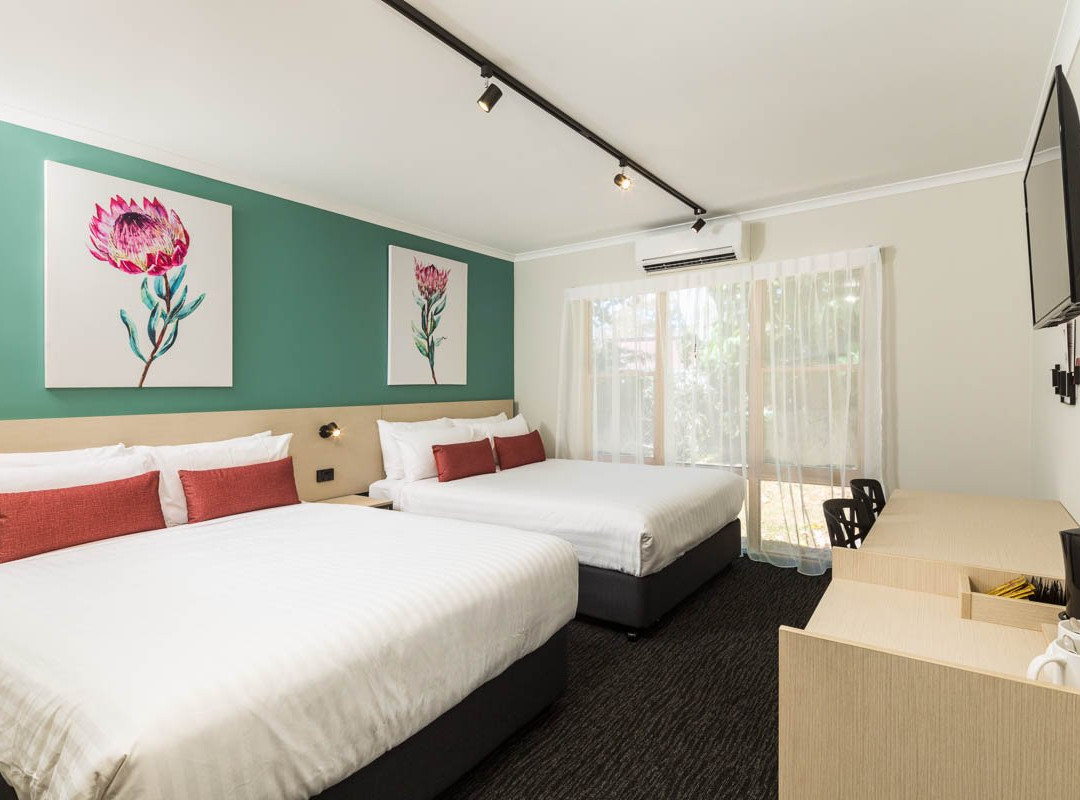 Nightcap at Balaclava Hotel主图