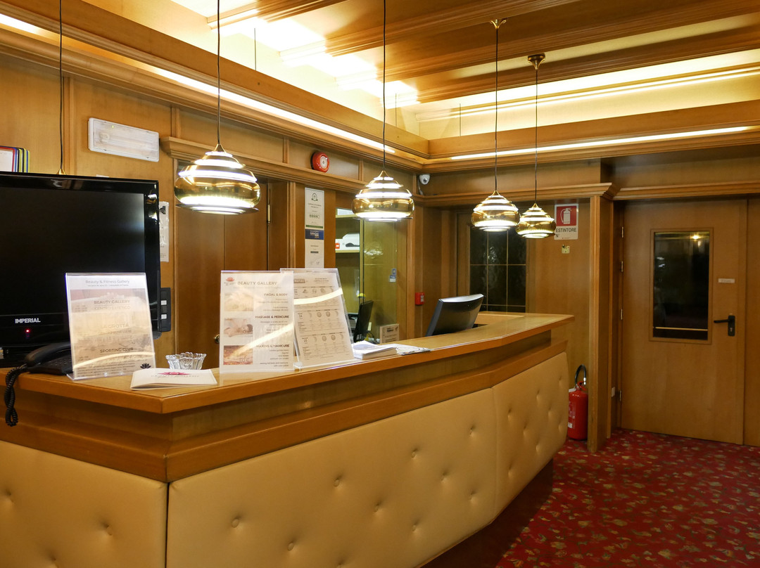 葛罗曼酒店主图