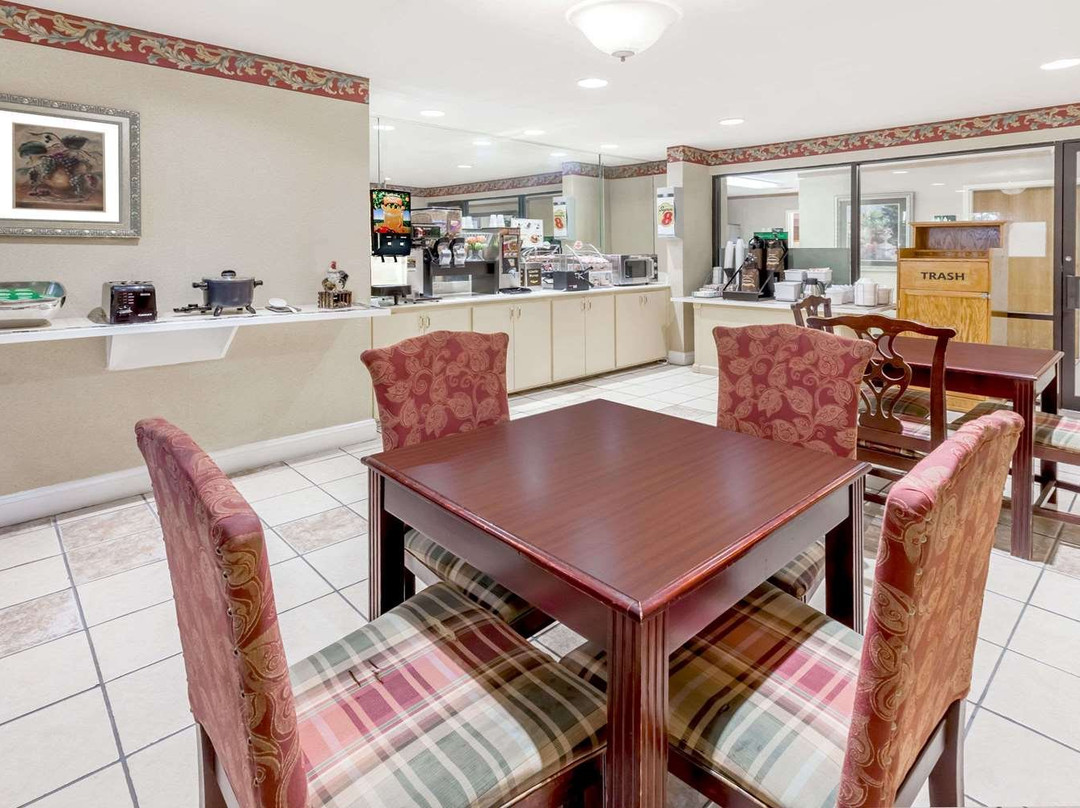 Super 8 By Wyndham Pine Bluff主图