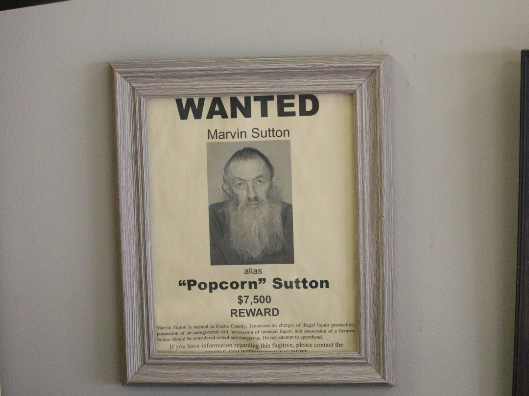 Hocking Hills Moonshine-洛根必去景点