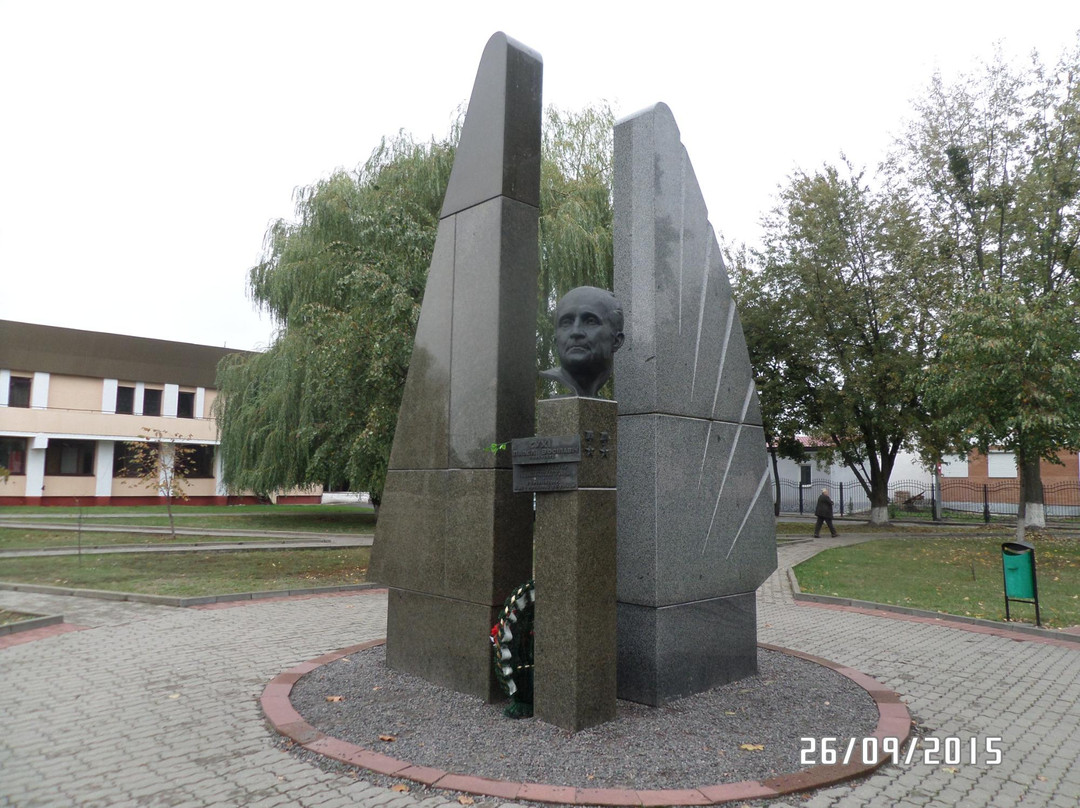 Monument to Pavel Sukhom-Luninyets必去景点