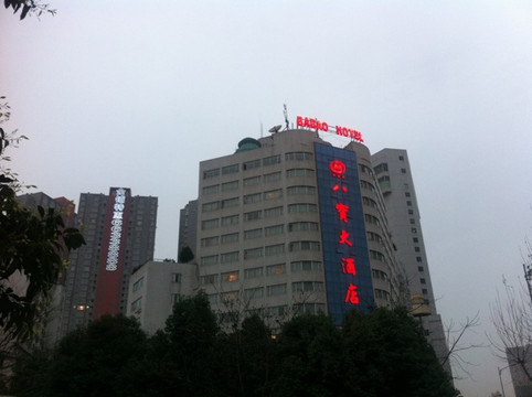 八宝大酒店主图