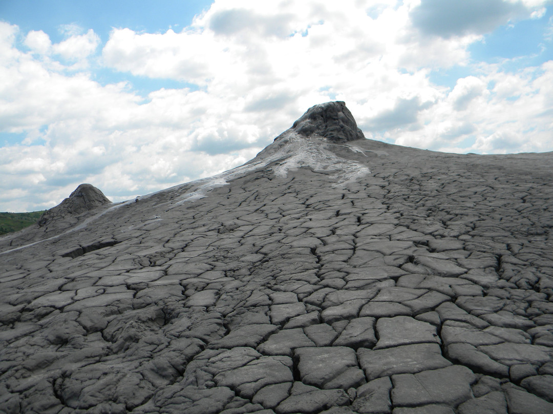 Vulcanii Noroiosi (Muddy Volcanoes)景点图片